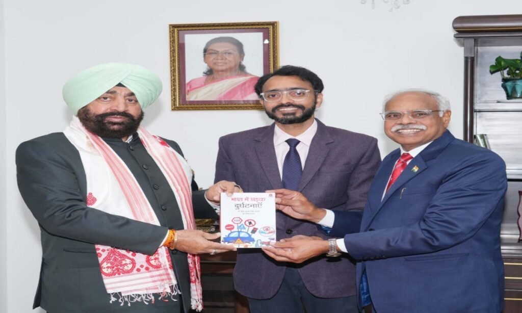 राज्यपाल को भेंट की पिता-पुत्र की सड़क सुरक्षा पुस्तक भारत में सड़क दुर्घटनाएँ