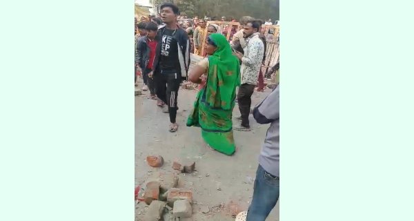 सड़क चौड़ीकरण के लिए हटाई गईं झुग्गियां: महिलाओं और बच्चों ने सड़क पर उतरकर किया जोरदार हंगामा