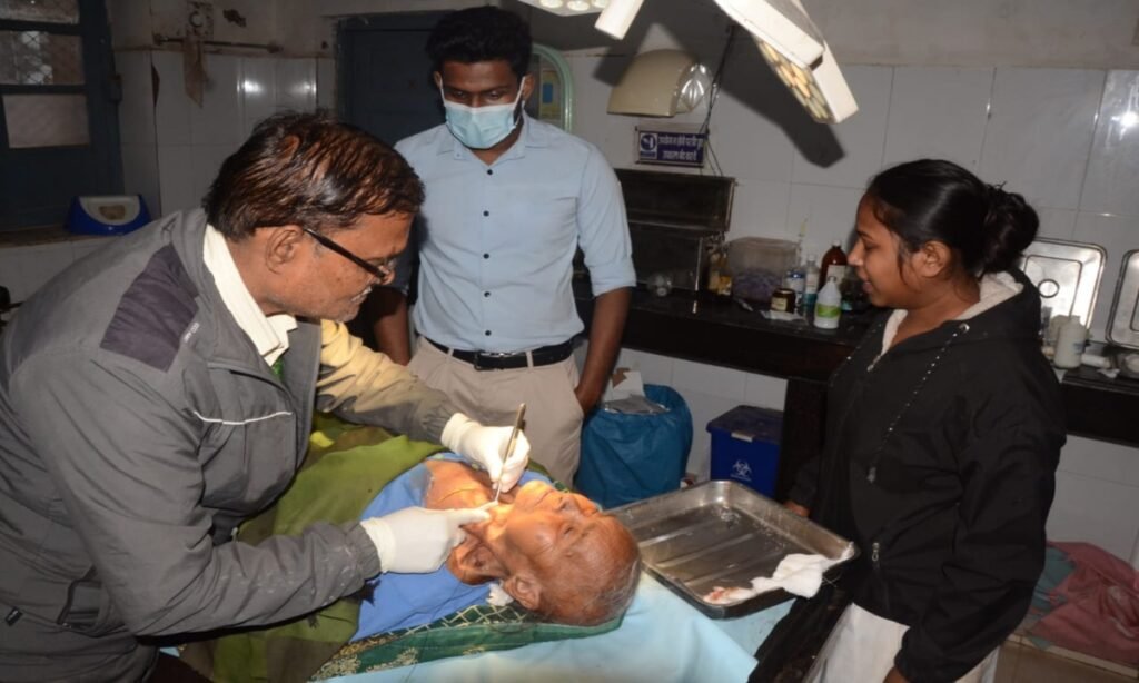   नाती ने दादी की गर्दन पर ब्लेड से किया वार