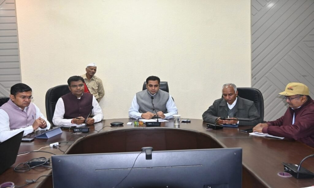 कलेक्टर के निर्देश : नहरों की साफ-सफाई और रखरखाव पर दें विशेष ध्यान