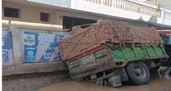 आदित्यपुरम में सड़क धंसी