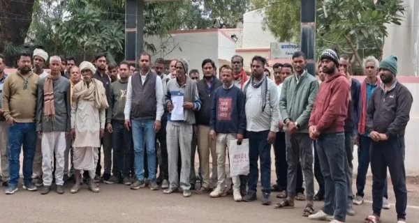 बलात्कार के आरोपी शिक्षक के समर्थन मे उतरा गांव, एसपी को दिया बेगुनाह होने का पंचनामा