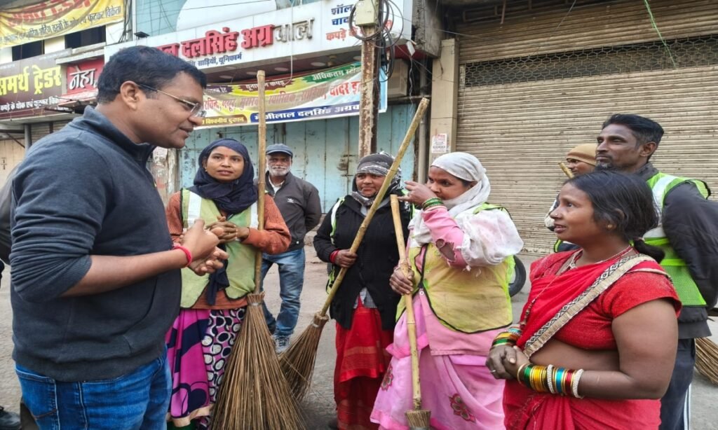 विदाई के बाद सीधे ‘बीट पर पहुंचीं स्वच्छता दीदी, निगमायुक्त ने की सराहना