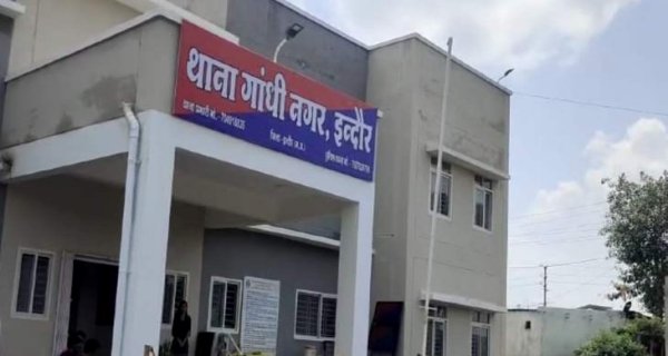 पैसों के विवाद में ढाबे पर युवक पर चाकू से किया हमला