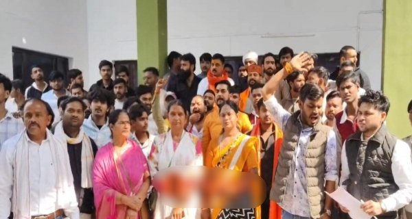 बूचड़खाना मामला : गौसेवक पहुंचे पुलिस मुख्यालय, किया प्रदर्शन