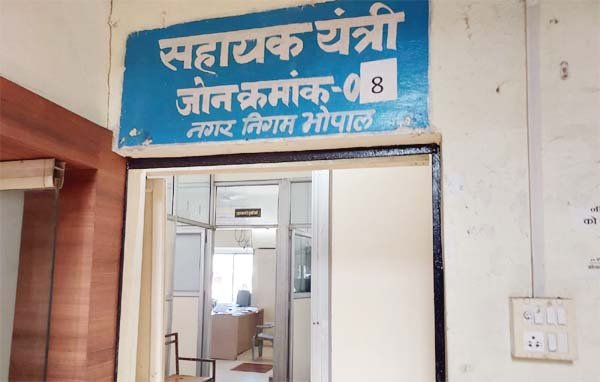 ग्राउंड रिपोर्ट: नगर निगम का दावा बनाम हकीकत, जोन 8 में कूलर-पंखे चालू, पर कुर्सियां खाली