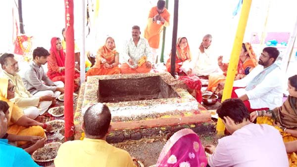 अष्टमी पर उमड़ी आस्था, मंदिरों में भक्तों की भीड़ और भक्ति का उत्साह