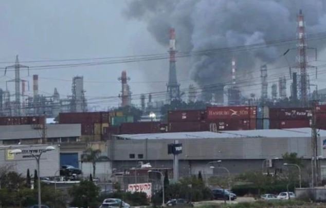 हाइफ़ा रिफाइनरी में अवरोधित मिसाइल के मलबे से आग, उत्पादन प्रभावित नहीं