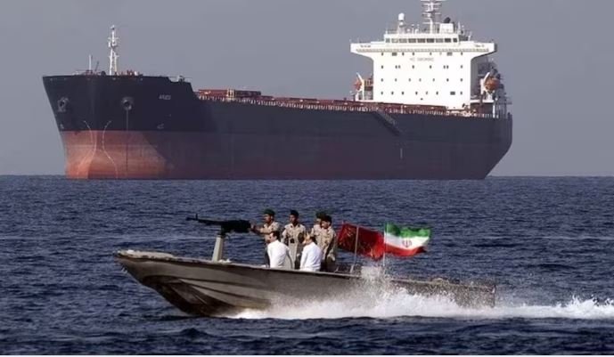 ईरान होर्मुज से गुजरने वाले जहाजों के लिए पारगमन शुल्क प्रणाली लाने की तैयारी में