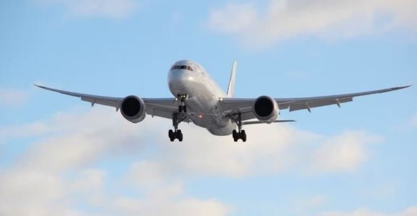 शिरडी में खराब मौसम और कम विजिबिलिटी के चलते हवा में अटकी रही दिल्ली-शिरडी इंडिगो फ्लाइट, पायलट की सूझबूझ से सुरक्षित लैंडिंग के लिए सूरत किया गया डायवर्ट