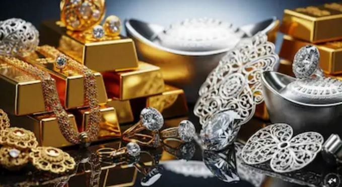 15% की भारी गिरावट के बाद सोने की कीमतों में आया जबरदस्त उछाल, अंतरराष्ट्रीय बाजार में $4,600 का स्तर पार, चांदी में भी 3% की तेजी से लौटी चमक