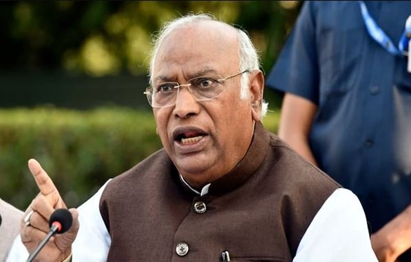 प्रधानमंत्री मोदी का राज्यसभा में दिया गया बयान भ्रम फैलाने वाला : खरगे