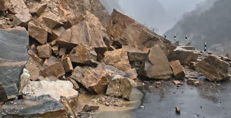 उत्तरी सिक्किम में भारी बारिश और भूस्खलन के बाद चुंगथांग में फंसे 200 पर्यटक, आईटीबीपी कैंप और गुरुद्वारे में ली शरण, लाचेन मार्ग पूरी तरह से हुआ बंद