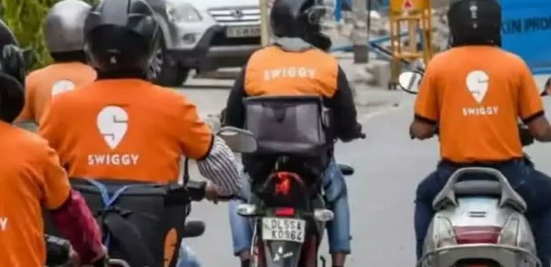 स्विगी ने गुपचुप तरीके से बढ़ाई प्लेटफॉर्म फीस, अब खाना मंगाना हुआ 17 प्रतिशत महंगा, जोमैटो की राह पर चलते हुए प्रति ऑर्डर वसूलेगी ₹17.58, ग्राहकों की जेब पर पड़ा अतिरिक्त बोझ