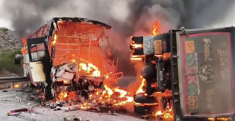 आंध्र प्रदेश के मार्कपुरम में दर्दनाक सड़क हादसा, बजरी से लदे ट्रक से टकराकर धू-धू कर जली यात्री बस, 13 लोगों की जिंदा जलकर मौत, दर्जनों घायल