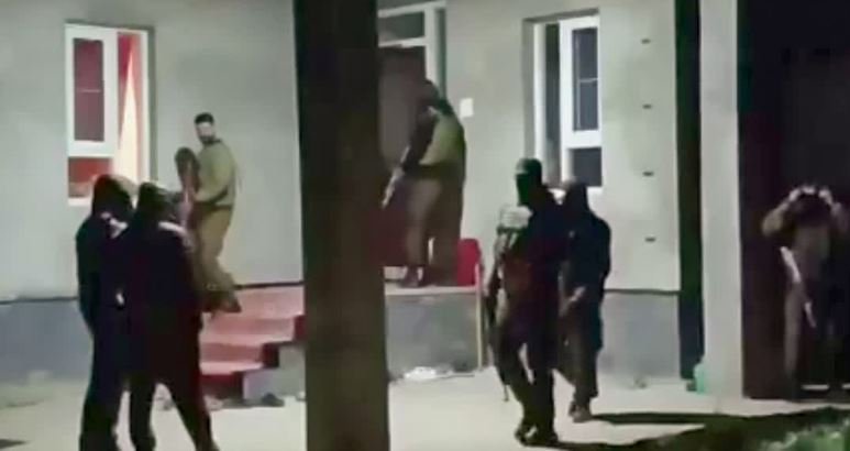 कश्मीर में CIK की बड़ी स्ट्राइक, अंतरराष्ट्रीय आतंकी मॉड्यूल के खिलाफ 10 ठिकानों पर छापेमारी, बांग्लादेश से जुड़े लश्कर-ए-तैयबा नेटवर्क का पर्दाफाश, कई डिजिटल सबूत जब्त