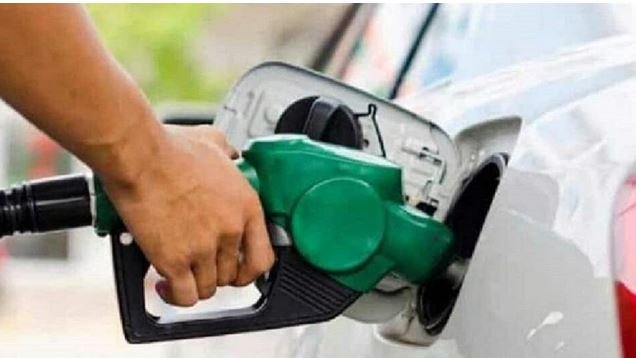 पेट्रोल-डीजल पर उत्पाद शुल्क में 10-10 रुपये प्रति लीटर की कटौती