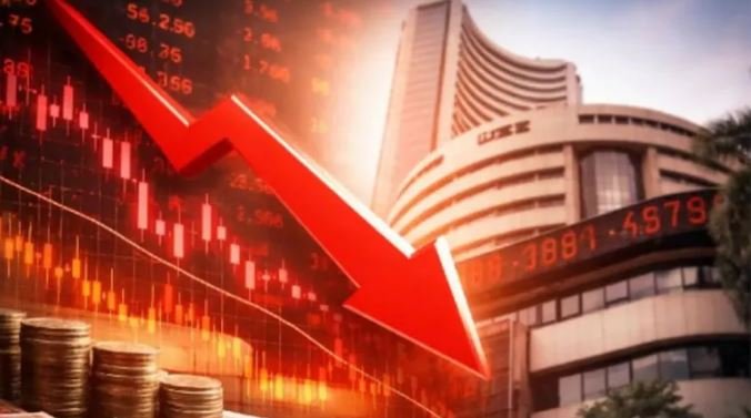 सेंसेक्स शुरुआती कारोबार में 900 अंक लुढ़का