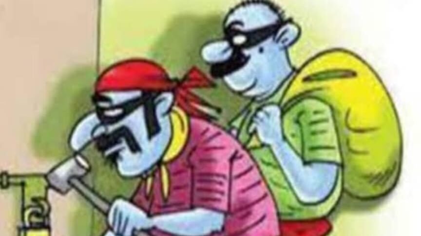 सूने मकान का ताला तोड़कर लाखों के जेवरात और नगदी पार