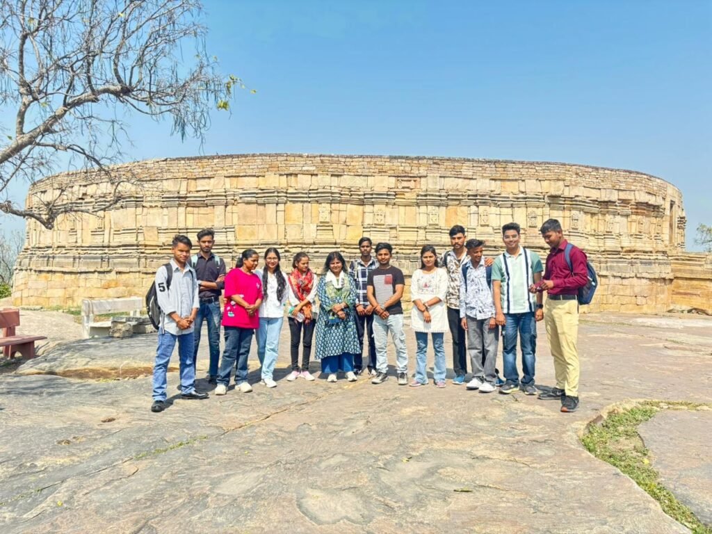 भारतीय संसद की आकृति को चित्रकला के विद्यार्थियों ने कागज पर उतारा