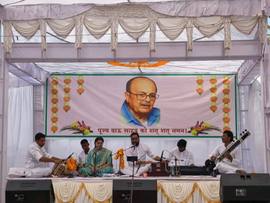 दाऊ साहब की पुण्यतिथि पर चुरहट में उमड़ा जनसैलाब, समाधि स्थल पर श्रद्धा और भावनाओं का संगम