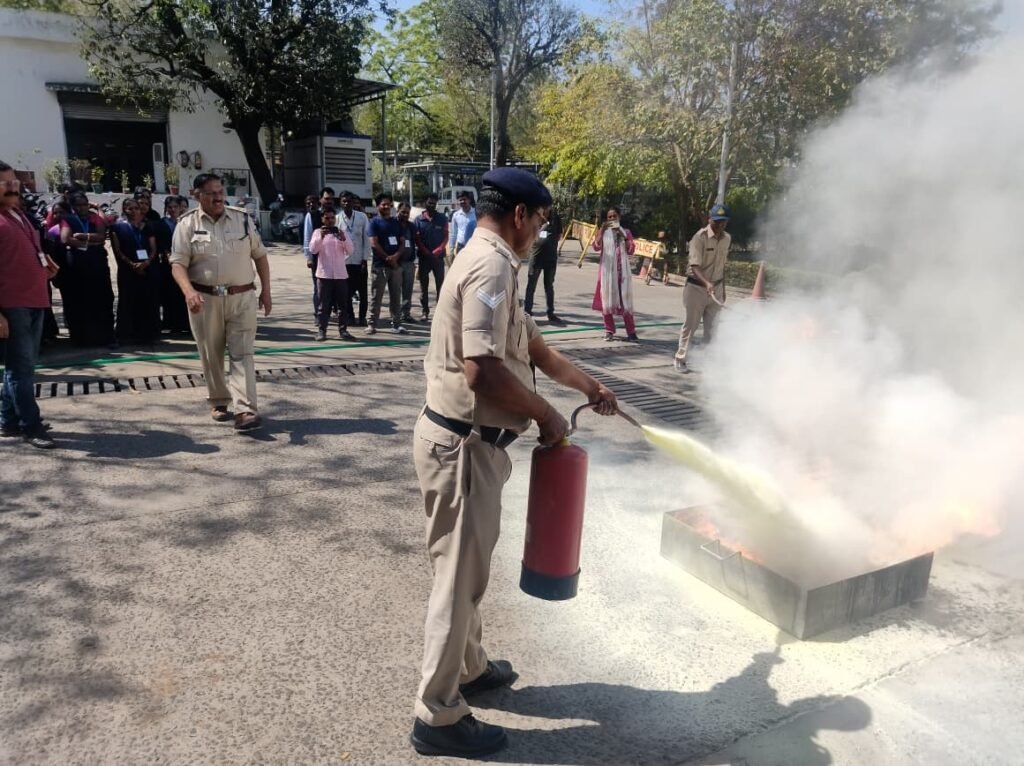 PHQ में पुलिसकर्मियों ने सीखे आग बुझाने के गुर, विशेषज्ञों ने दी आपदा प्रबंधन की ट्रेनिंग