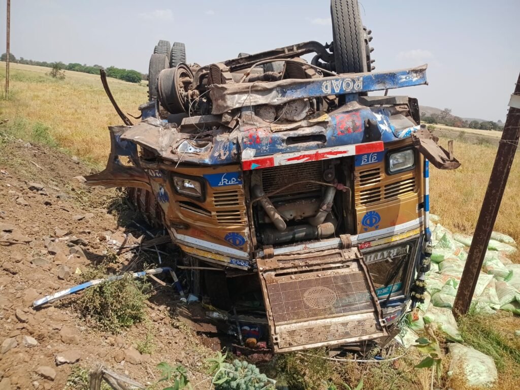 नशे में ट्रक चालक ने तोड़ी ब्रिज की रेलिंग,हादसा टला