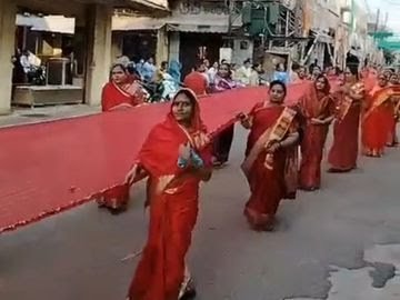 भक्ति के सागर में डूबा नौगांव: भव्य चुनरी यात्रा में उमड़ा जनसैलाब