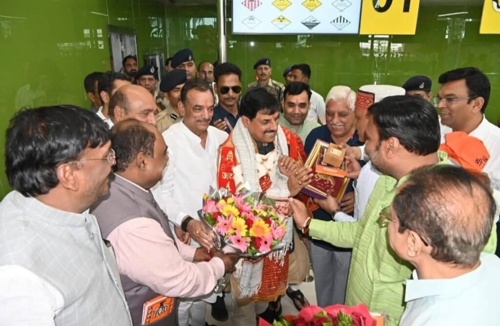 डुमना एयरपोर्ट पर मुख्यमंत्री का आत्मीय स्वागत, जनप्रतिनिधियों ने जन्मदिन पर दी बधाई 