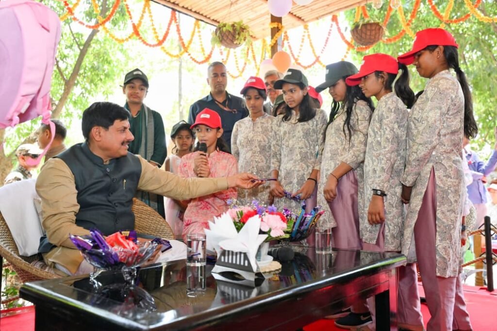 सीएम डॉ यादव ने अपने जन्म दिवस पर दिव्यांग बच्चों को दुलार कर दिए उपहार 