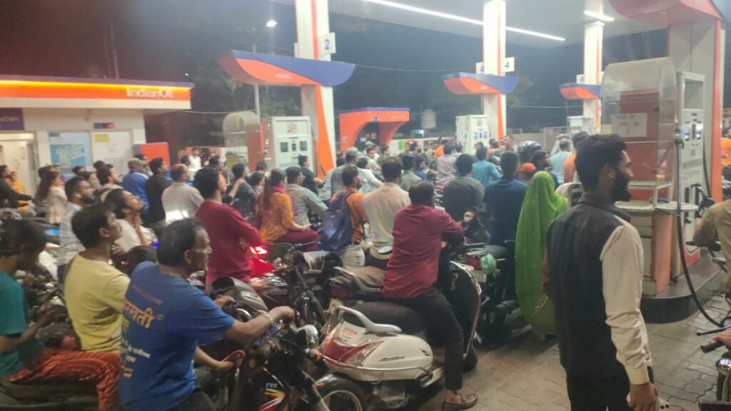 अफवाह से मची अफरा-तफरी: पेट्रोल पंपों पर लगी लंबी कतारें