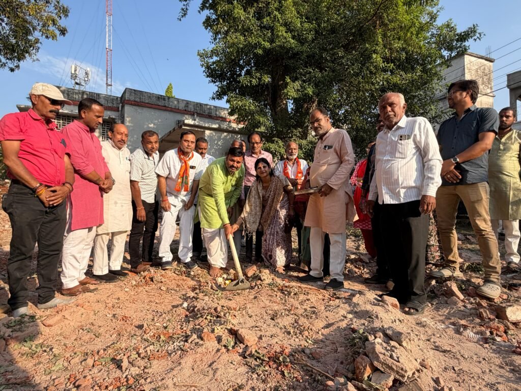 विधायक अभिलाष पाण्डेय ने किया रंगमंच एवं गार्डन लाइट का भूमिपूजन