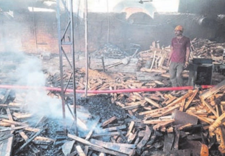 गोदाम सहित फर्नीचर की 3 दुकानों में भड़की आग