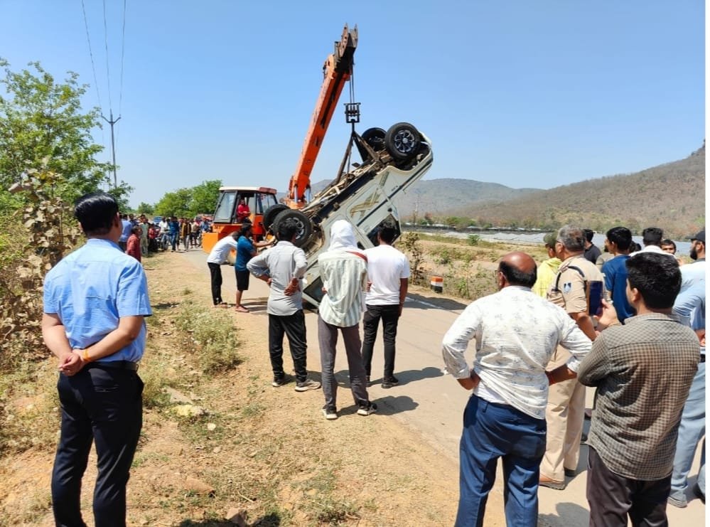 नहर में गिरी बोलेरो, अधिकारियों की तत्परता से बड़ा हादसा टला