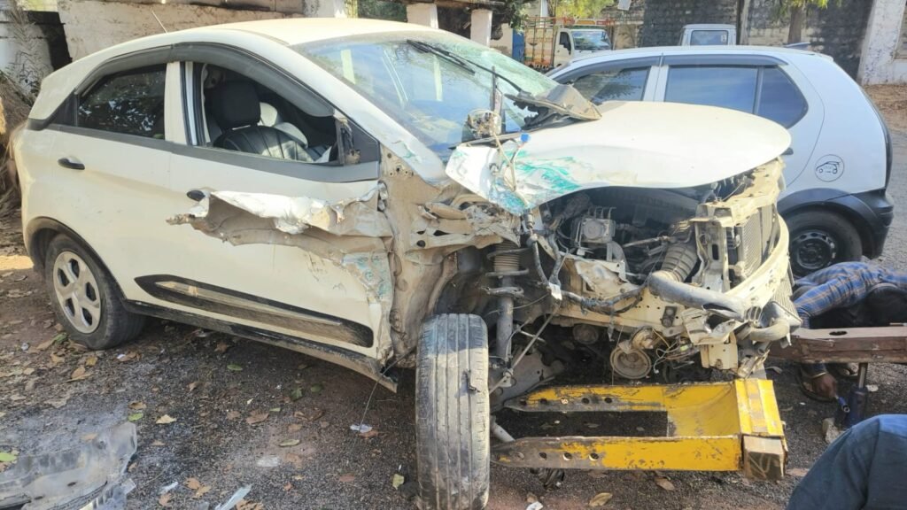 बेरखेड़ी चौराहे के पास ट्रक और कार की भिड़ंत, यात्री बचे लेकिन कार के उड़े परखच्चे