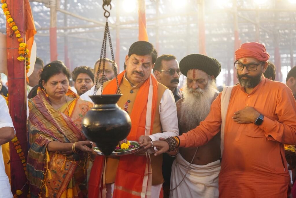 रामेश्वर धाम में 1008 कुण्डीय महायज्ञ की पूर्णाहुति, सीएम डॉ यादव ने परिवार सहित दी आहुति