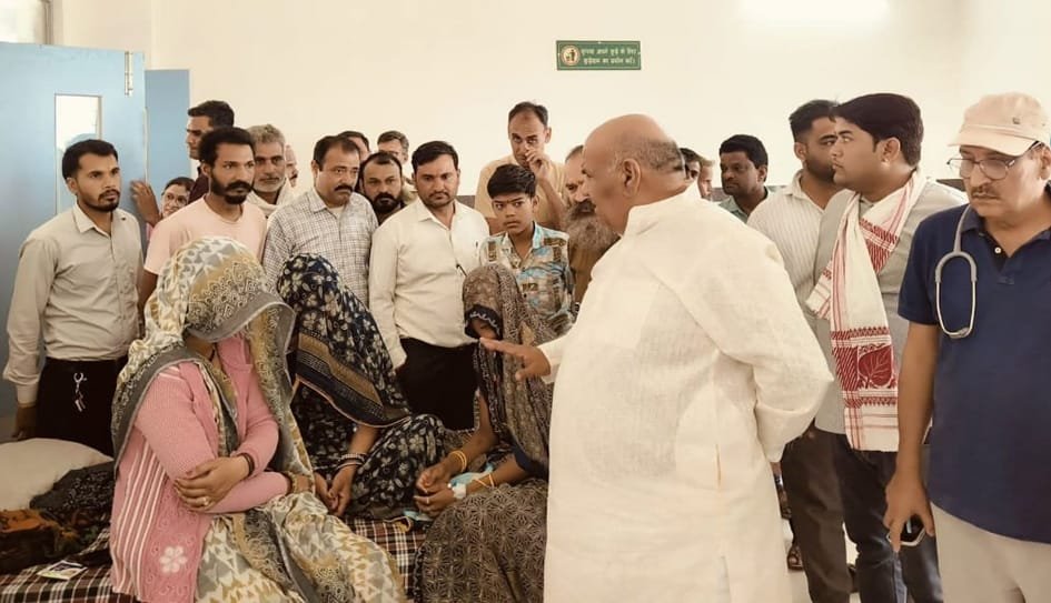 बावडिया नौआबाद में हड़कंप: शादी का खाना खाने से 200 लोग अस्पताल पहुंचे, इछावर स्वास्थ्य केंद्र में इमरजेंसी घोषित