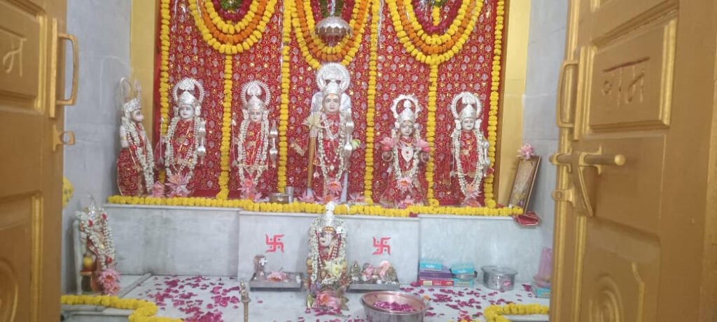 शहर के श्रीराम एवं श्रीकृष्ण मंदिरों में भक्तों की उमड़ी भीड़