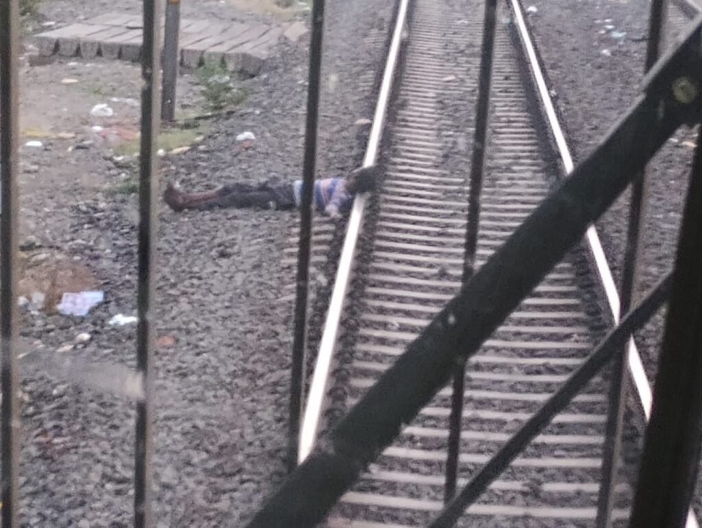 ट्रेन के सामने पटरी पर लेटा युवक 