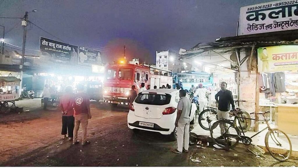 बस स्टैंड परिसर के दुकानों के छत पर लगी आग, दुकानदार एवं ननि के फायर बिग्रेड ने तत्काल आग पर पाया काबू