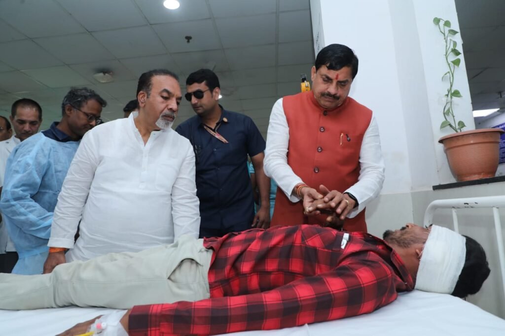 CM डॉ. मोहन यादव का मानवीय चेहरा: चित्रकूट के कार्यक्रम रद्द कर पीड़ितों से मिलने पहुंचे छिंदवाड़ा