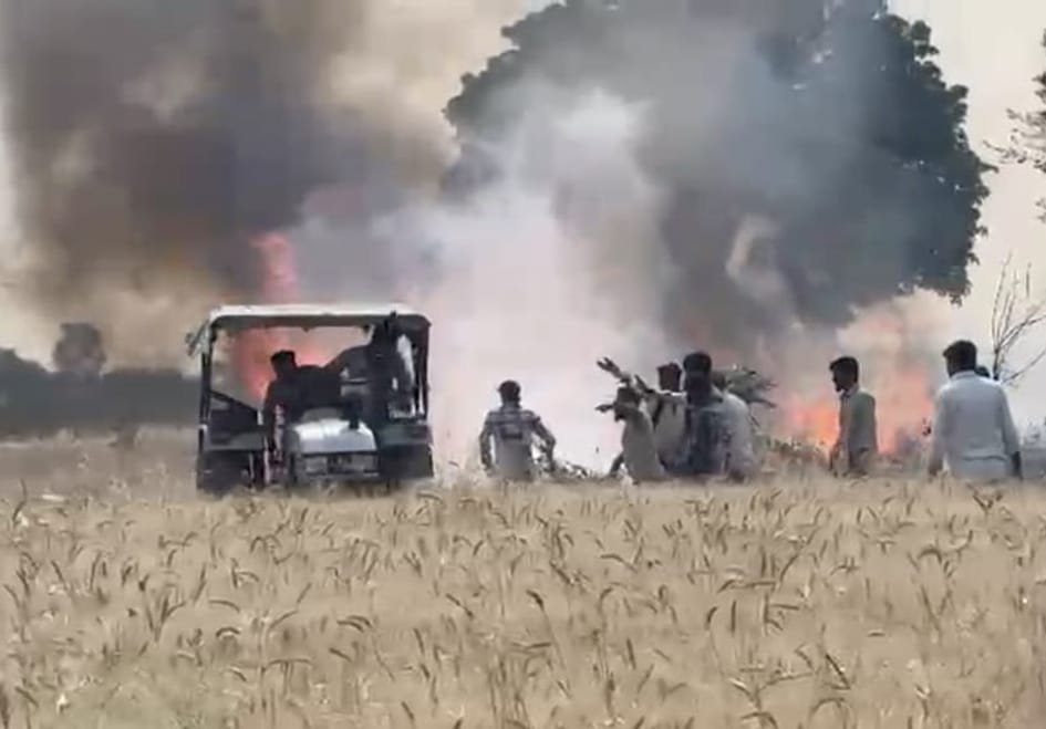 बिजली विभाग की लापरवाही पड़ी भारी, आगजनी में कई किसानों की 15 एकड़ फसल राख