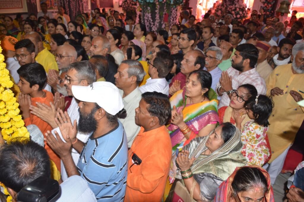 12 बजते ही गूंजा जय श्री राम का उद्घोष, मंदिरों और घरों में मनाया राम जन्म उत्सव 