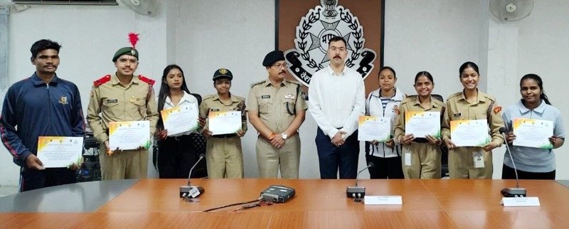 ट्रैफिक व्यवस्था में सहयोग करने वाले 9 ट्रैफिक मित्र सम्मानित