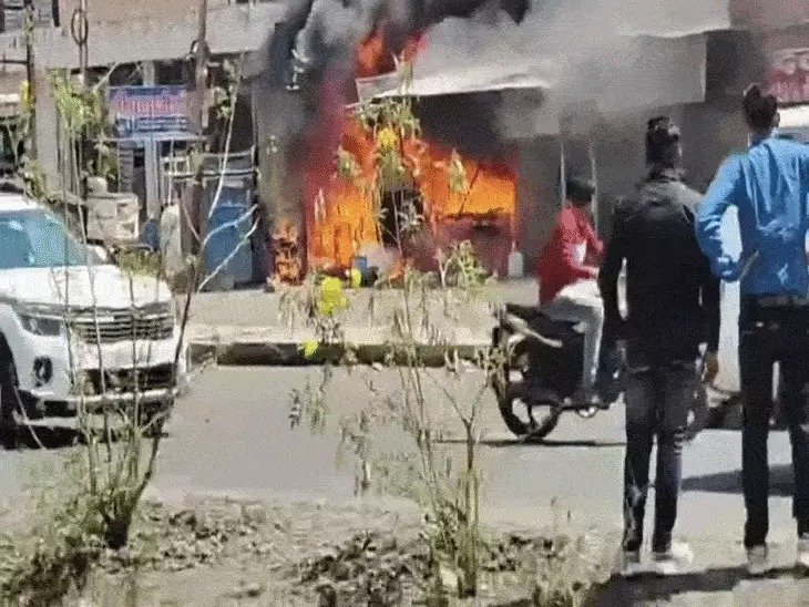 पटेल मार्केट में भीषण आग, तीन दुकानें जलीं; एक घंटे में पाया काबू