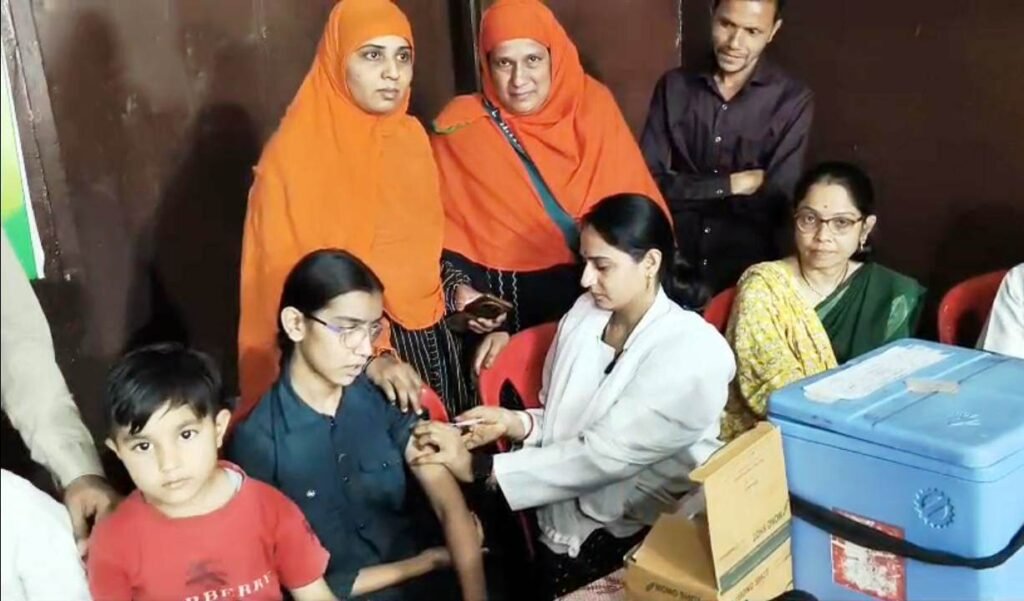 मुस्लिम समाज की बालिकाओं को लगा एचपीवी टीका, सर्वाइकल कैंसर से करेगा बचाव
