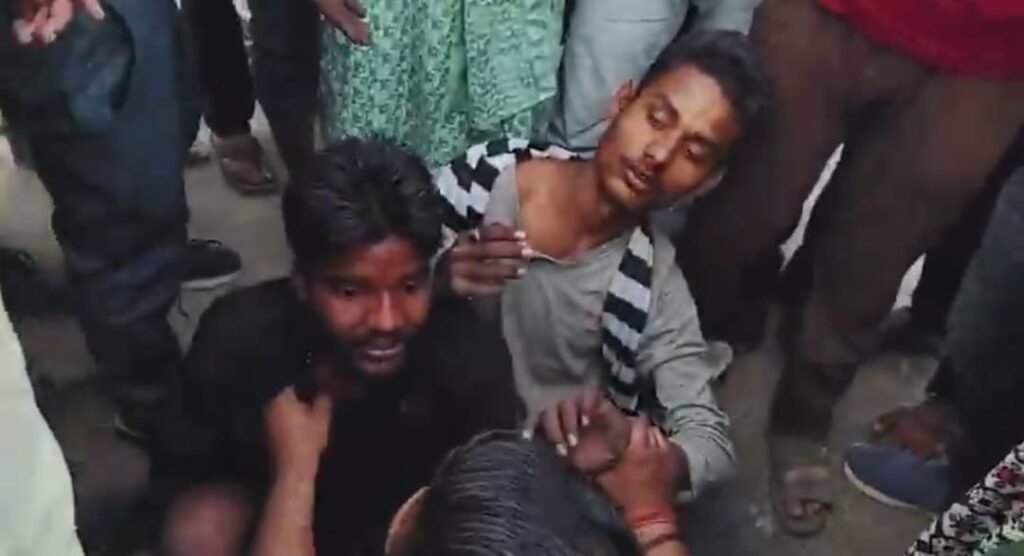 मोबाइल छीनकर भाग रहे बदमाश कार से टकराए, दो पकड़े गए, एक मोबाइल लेकर फरार