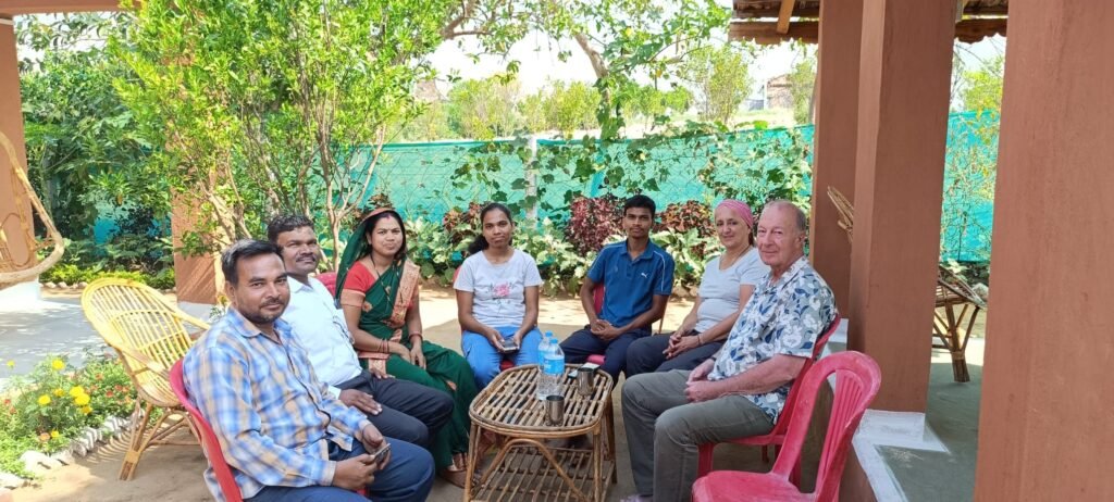 देवगढ़ में अपनेपन के मुरीद हुए फ्रांस से आए मेहमान, समां की खीर खाकर बोले वेरी टेस्टी, गिफ्ट दी गुल्लक 