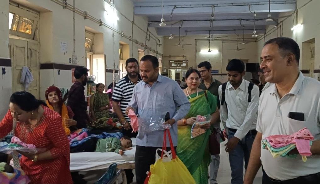 कावेरी वेलफेयर ने नवजात शिशुओं को भेंट किए वस्त्र