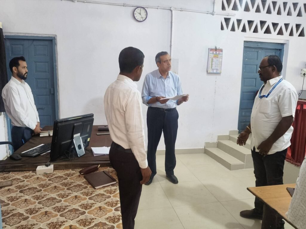 कलेक्टर ने तहसील न्यायालय कुसमी का किया निरीक्षण, राजस्व प्रकरणों के त्वरित निराकरण के दिए निर्देश